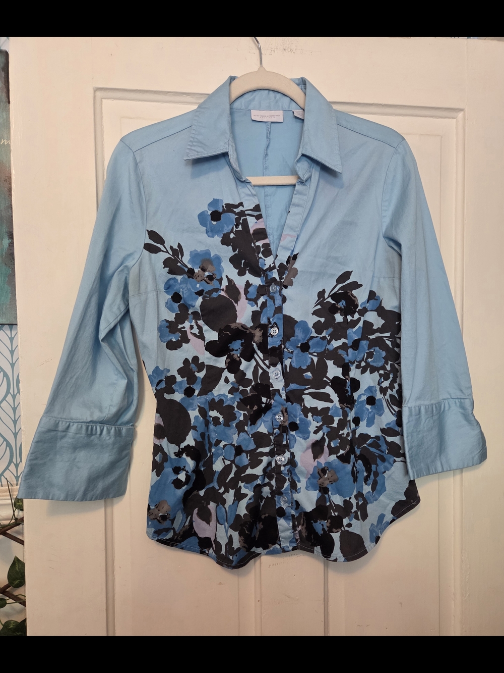 New York & Company Light Blue Floral Button-Down Shirt